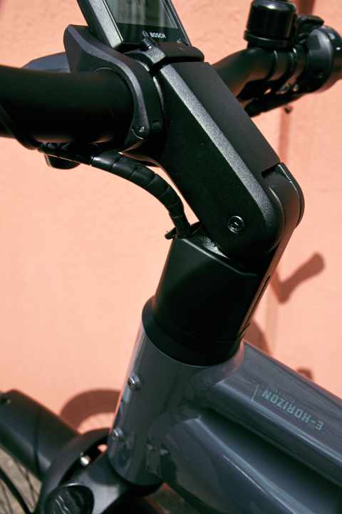 Integrationshilfe: Die Kabel fließen unterm verstellbaren Vorbau des Bergamont in den Rahmen.