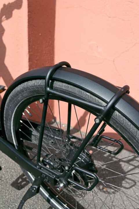 Beautiful and strong: The luggage rack of the Moustache accepts bags with the Ortlieb QL system and is approved for up to 27 kilos.