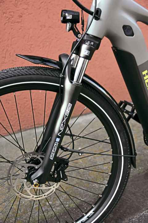 The laterally stiff suspension fork on the Hepha (thru axle!) ensures comfort.