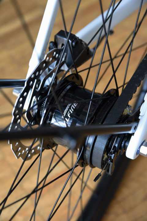 The more modern Alfine 11-speed hub needs an oil change after 1000 and then every 5000 kilometres, but it has a maintenance opening.
