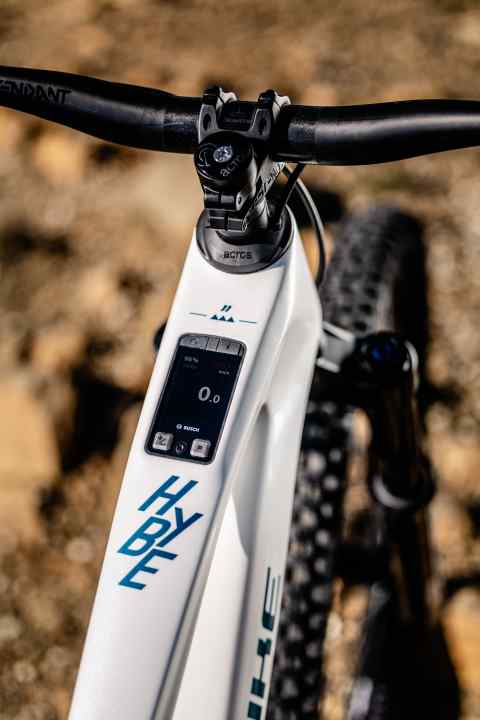 The cockpit integrates the Bosch Kiox 400C display directly into the top tube without external cable routing.
