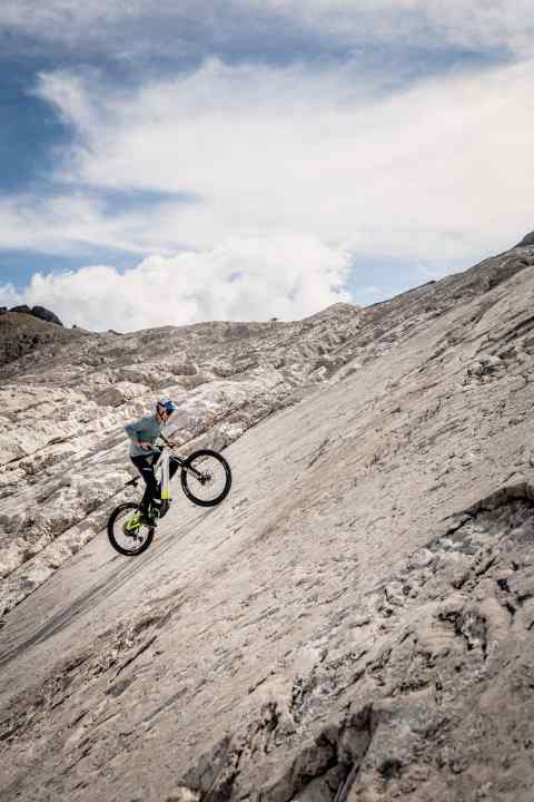 Tom Öhler überquerte mit dem Haibike Hybe in 14 Stunden mehr als 15 Gipfel und legte 102 Kilometer mit 5550 Höhenmetern zurück. Weltrekord!