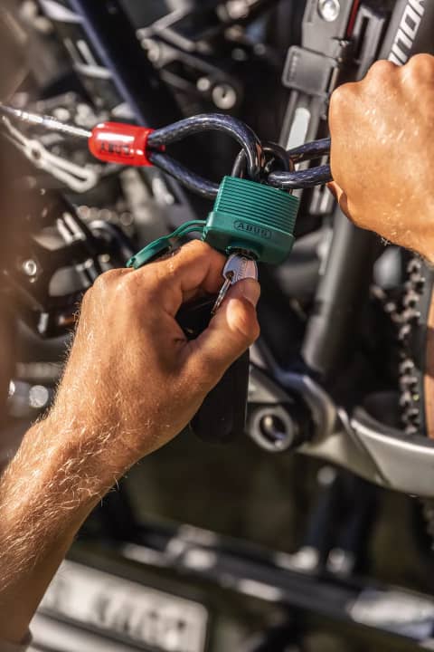 These coated steel cable loops are available in different lengths as a clever accessory for every type of lock mentioned above.