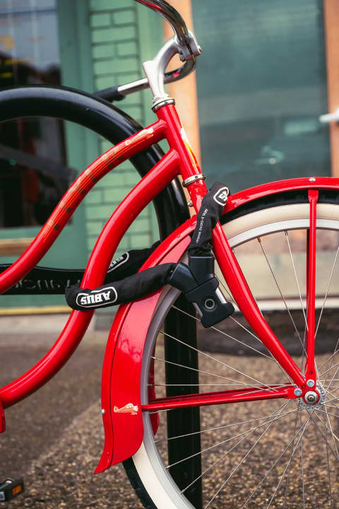 Das Fingerprint-Schloss sieht aus wie ein gewöhnliches Kettenschloss.