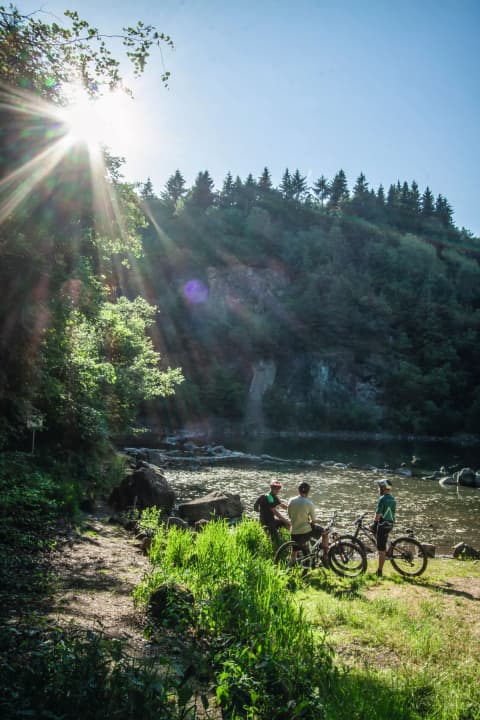 Am Michelsberg (Südosthang des Katzenbuckels) trifft man auf einen See, der einst ein Steinbruch war.