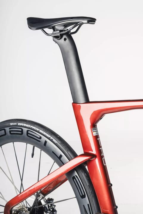 The only weakness: Our measured values confirm the riding impression; on the comfort test bench in the TOUR lab, the seatpost barely yields under load.