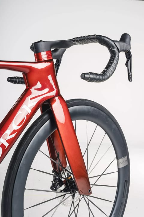 Consistent: the frame, fork and handlebars are uncompromisingly aerodynamically shaped.