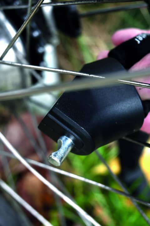 Das etwas klobige Kettenende mit Schlossbolzen ist ein bisschen nerviger durch die Speichen zu fädeln als ein Bügelschloss-Ende, und mit gut 1.250 Gramm ist es auch kein Leichtgewicht in seiner Sicherheitsklasse.