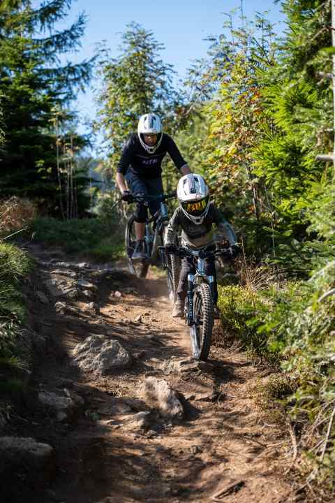 Sohn Matheo fährt voraus, Papa Nicky hinterher. So gut es geht. Mit seinem Speed lässt der Sechsjährige auch erwachsene Biker alt aussehen.