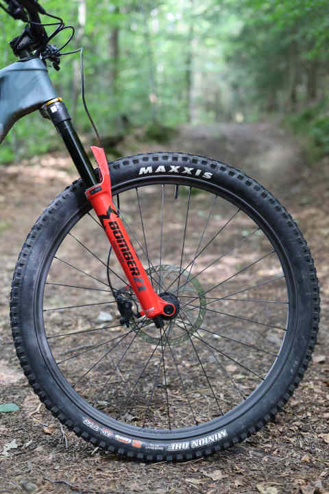 Leichte Tubeless-Laufräder, wie die Roval Traverse SL II, sind der Tuning-Tipp Nummer Eins für das Merida One-Forty. Der Wechsel erforderte allerdings auch neue Bremsscheiben mit 6-Loch-Aufnahme.