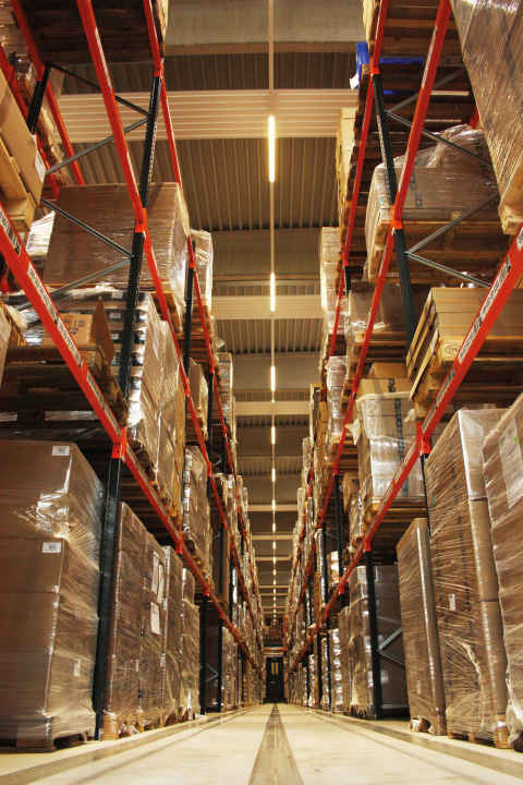 Das moderne Hochregallager ist eine der wenigen Abteilungen bei SKS, die eher auf Computer als auf Menschen setzt. Nur der PC weiß genau, wo welcher der Tausenden Radschützer, Pumpen usw. wartet.