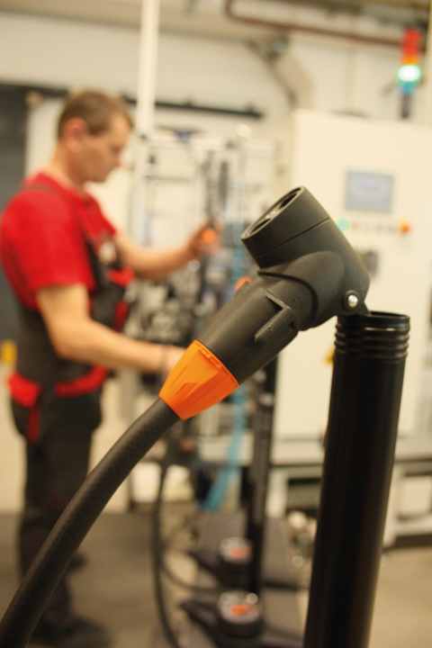 Despite many manual work steps in parts production and assembly, SKS can keep up with the competition from Asia - and is still considered a good employer.