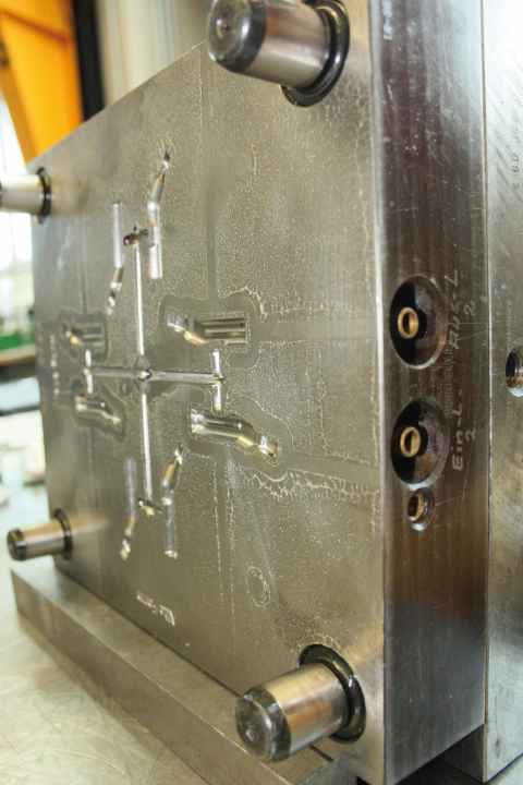 Zwei solcher Werkzeuge ergeben die Form, in die das verflüssigte Kunststoffgranulat eingespritzt wird. Aber erst die richtigen Temperaturen, Drücke und Zeiten ergeben letztlich das Qualitätsprodukt.