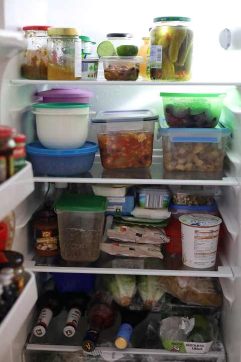 Ausreichend Frischhalteboxen und Platz im Kühlschrank sind die Basis jedes Meal-Prep-Projektes.