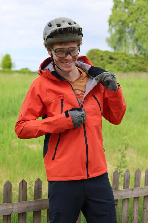 Gut Lachen trotz Weltuntergangs-Wetter: Die Leatt MTB HydraDri 5.0 verspricht besten Wind- und Regenschutz.
