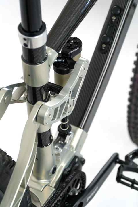 The CNC-machined rocker arm drives an Intend Hover air damper in the version specified by Hott.