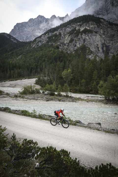 Wild, kalt, klar entspringt die Isar im Hinterautal. Hier mischen sich die charakteristischen Kiesbänke mit den Bergen im Morgenlicht.