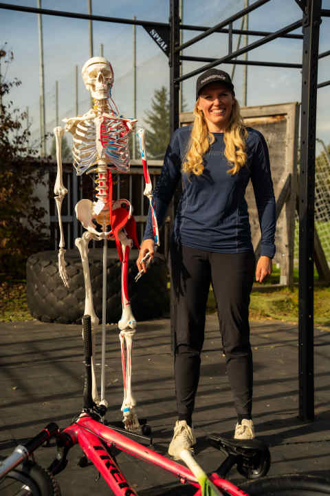 Holding hands: Thanks to her osteopathy studies, Kathi knows the human musculoskeletal system inside out.