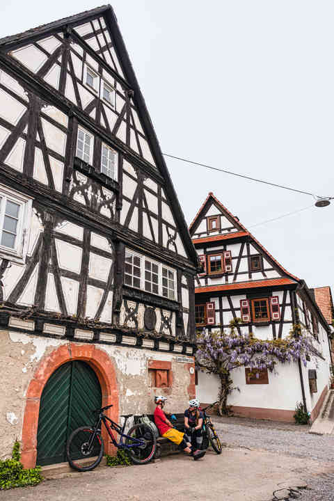 Uriger Winzerort Schweigen mit seinen Fachwerkhäusern aus dem Jahr 1539. Auch hier kann man gut übernachten. Danach geht’s direkt in den langen Anstieg zum Abtskopf (420 m) hinauf.