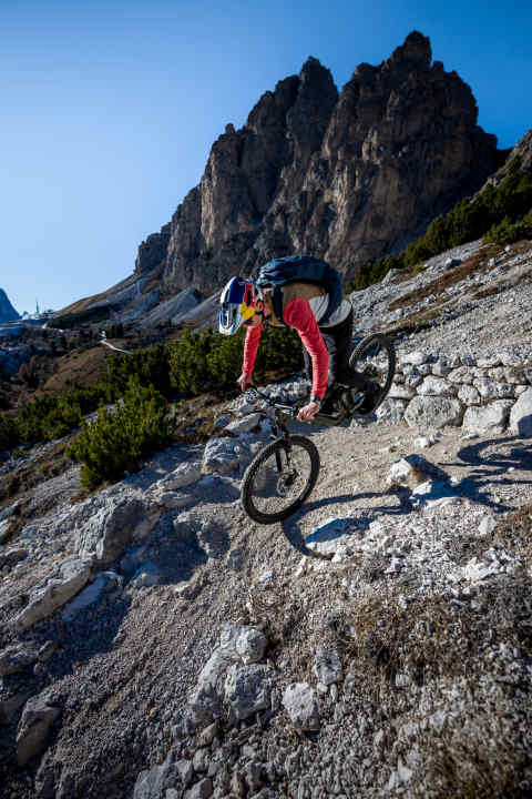 Gib Druck aufs kurven-innere Pedal.