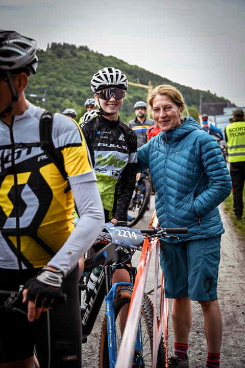 BIKE editor Gitta Beimfohr accompanies Lucie Hückmann from the BIKE Junior Team at the start