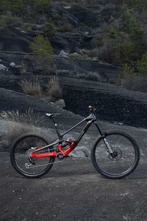 This is how the Spicy is delivered: 29" at the front, 27.5" at the rear, the rear triangle in a high-pivot setup