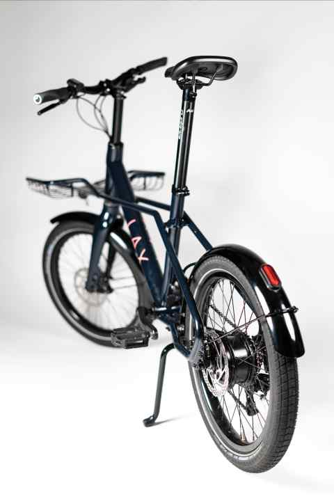The Lax One e-bike weighs 19.5 kilograms and has a 250 Wh battery integrated in the down tube and a 40 Nm hub motor in the rear wheel. The battery capacity can be optionally extended by 160 Wh with a range extender in the bottle cage.