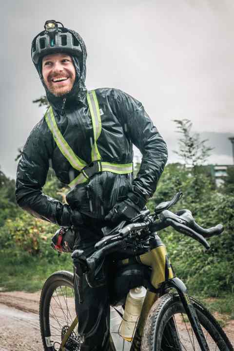 Markus Baden trotzt dem Regen mit guter Laune und guter Ausstattung.