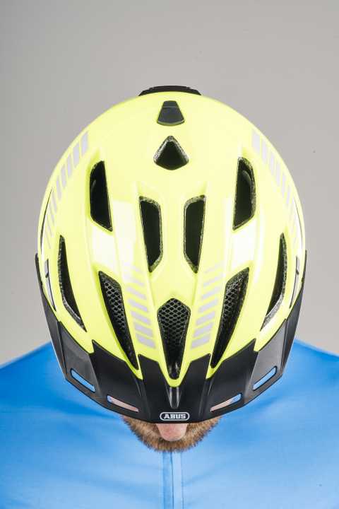 The Abus Urban-I offers good cooling through generous ventilation openings and at the same time protection against insects in the helmet.