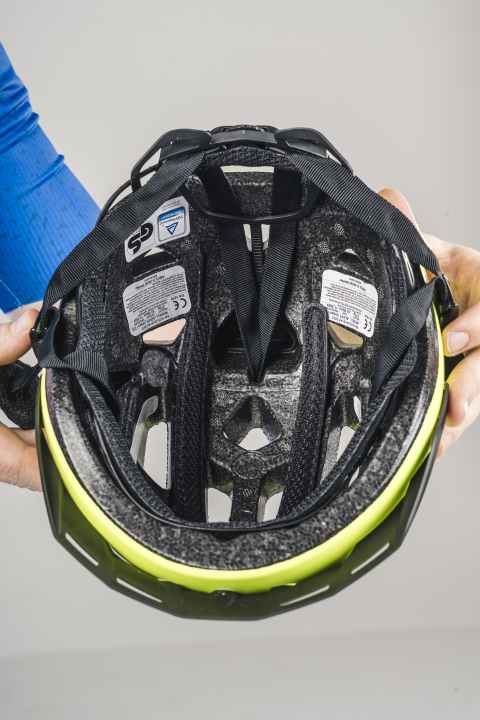 Simple straps, no MIPS. This does not detract from the overall performance of the Abus Urban-I.