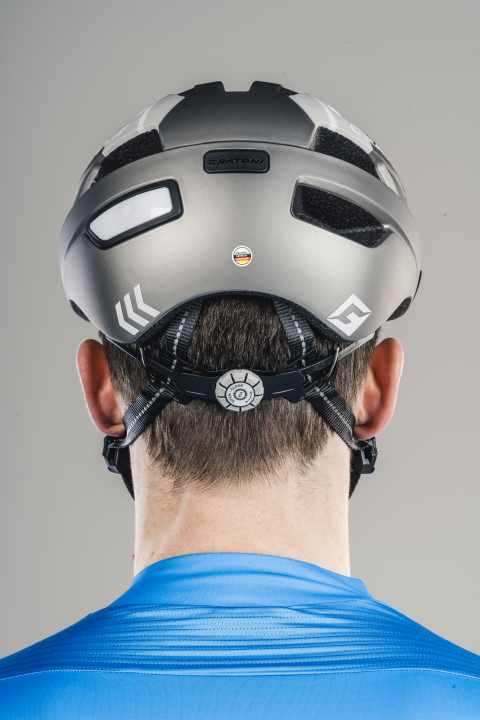 Das Anpassungssystem beim Cratoni Velo-X ist nicht höhenverstellbar. Deshalb unbedingt ausprobieren, ob der Helm auf den Kopf passt.