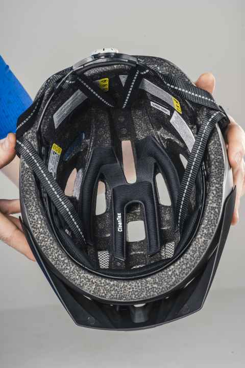 The inner workings of the Cratoni Velo-X: no rotation system, but very high-quality helmet pads.