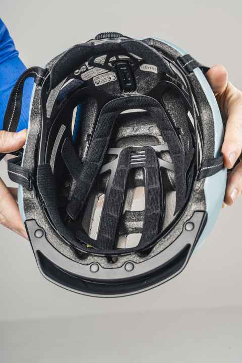 Schwarz auf schwarz: Das Anpassungssystem ist beim 
Giro Caden II mit dem MIPS-System kombiniert.