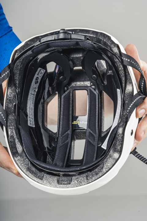 The Evolve Core System was also installed in the Uvex City Stride Mips Hiplock. However, it has no further fixation on the helmet shell for height adjustment. This feels more wobbly when worn.