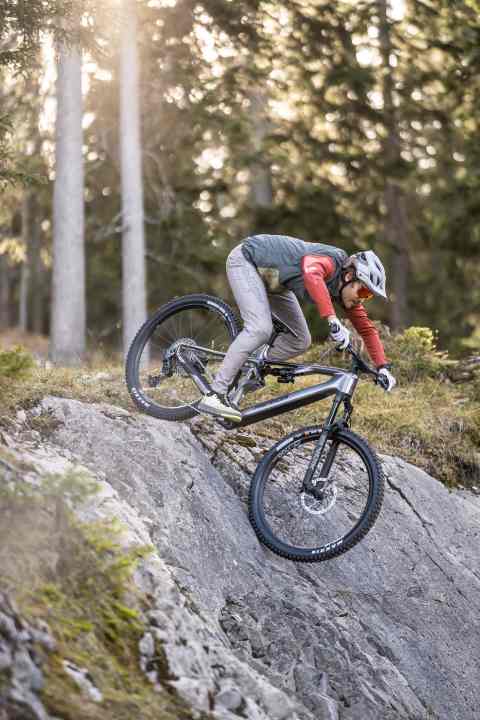 Anspruchsvolle Abfahrten nimmt das Merida eOne-Sixty SL recht gelassen. Doch im steilen Gelände könnte eine höhere Front mehr Sicherheit verleihen.