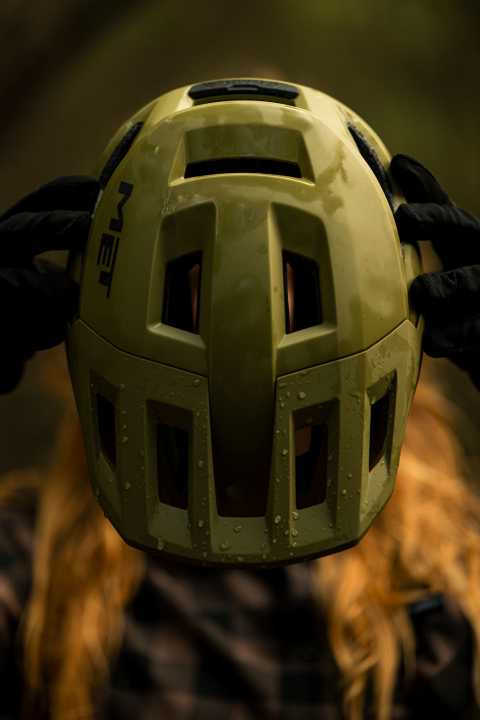 12 large ventilation openings with flow channels behind them are designed to provide plenty of fresh air