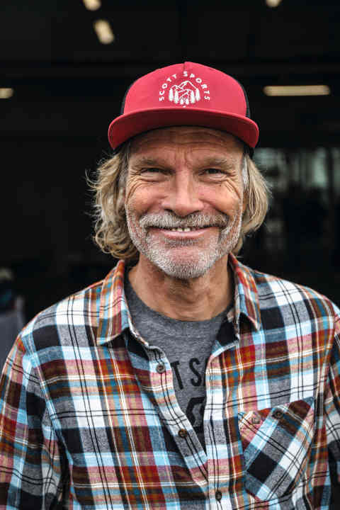 Holger Meyer is considered a veteran of the bike industry and once began his career at the legendary Downhill World Cup in Kaprun. Today, together with his wife Karen Eller, he organises camps and events throughout the Alps and beyond. Info: dierasenmaeher.de