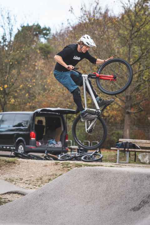 For BIKE editor Jan Timmermann, music also belongs on the bike in the skate park or on the pump track.