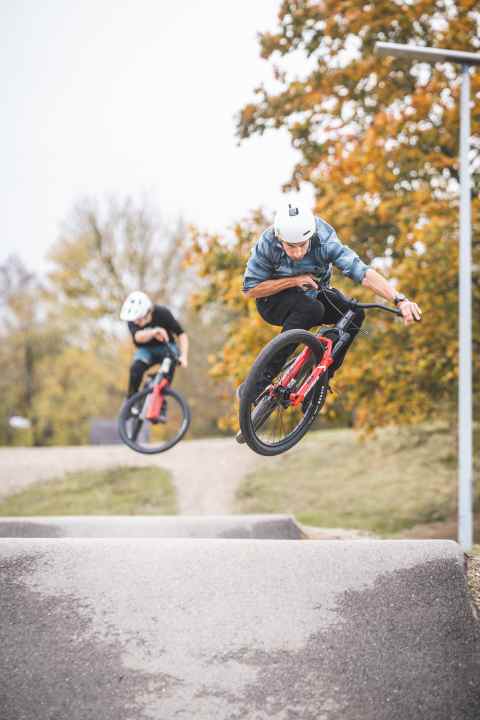 Um herauszufinden, mit welchem Konzept Pumptrack-Biker am besten fahren, haben wir in unserem Vergleichstest acht Hardtails über den Kurs gescheucht.