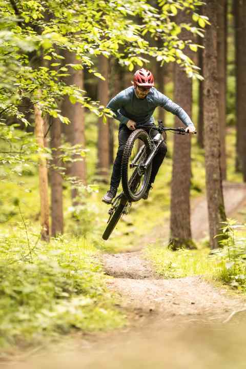 The good and very defined rear suspension supports an active riding style. However, the heavy Moterra 3 is not the most manoeuvrable bike.