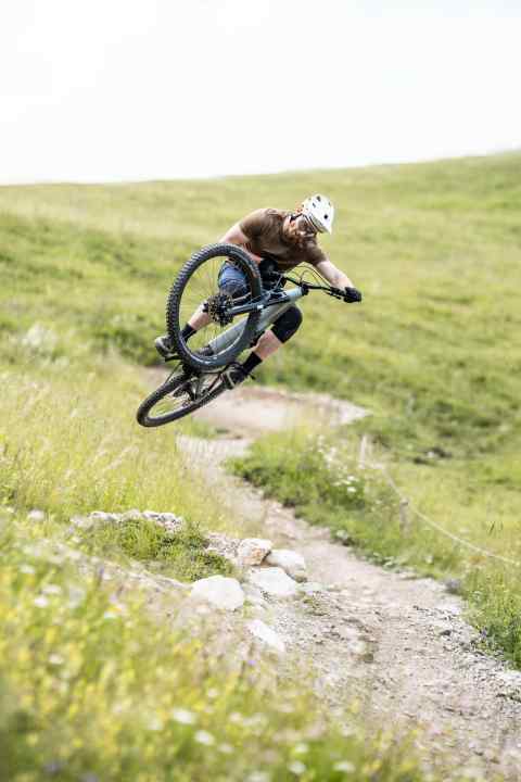 Achtung, Fahrspaß! So leichtfüßig wie das Cube AMS Hybrid One44 TM lässt sich kein anderes Bike im Test über den Trail bewegen. Kein Wunder, denn es ist das mit Abstand leichteste Gefährt im Vergleich.