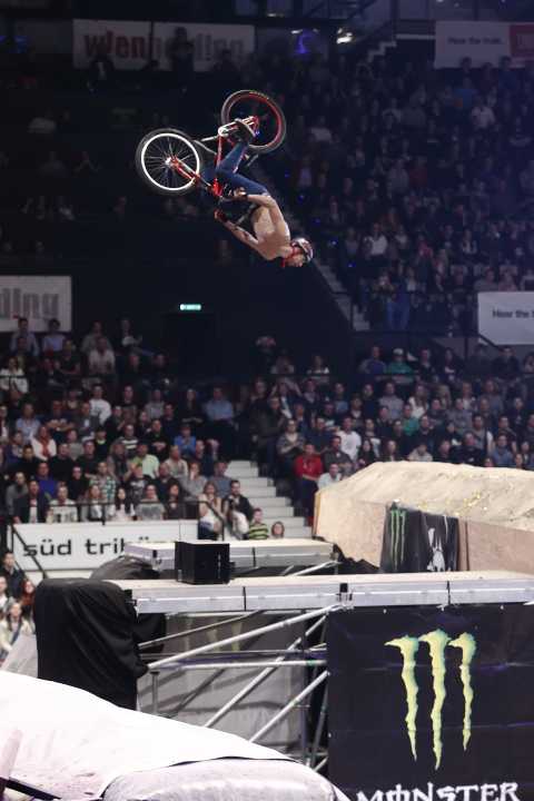 He can also do it himself: founder and CEO Georg Fechter has already performed double backflips in the show. He himself is a keen mountain biker.