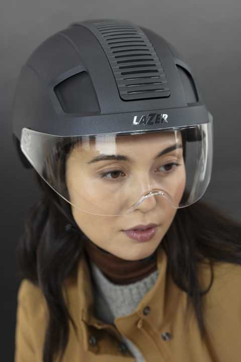 Ventilation openings, which can be adjusted using the slider on the top of the helmet, ensure a pleasant climate inside the helmet.