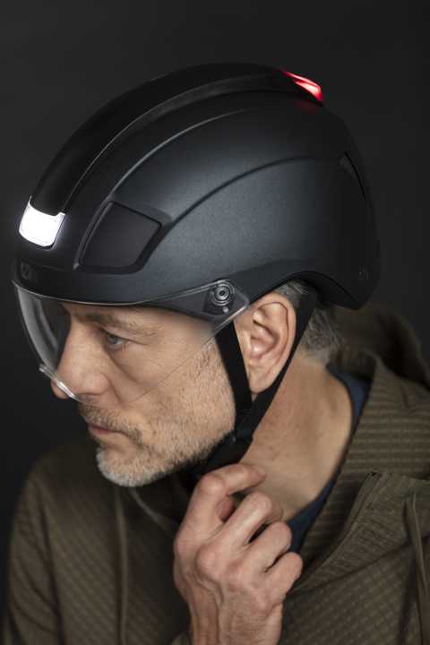 Rundum-Beleuchtung: Die Rückleuchte bietet vier verschiedene Modi. Neben Dauerlicht, Blinklicht und Pulsieren gibt es einen Automatikmodus, der sich bei schlechten Lichtverhältnissen selbstständig aktiviert. Zudem ein integriertes Bremslicht, das den nachfolgenden Verkehr warnt, wenn die Fahrerin oder der Fahrer abbremst.