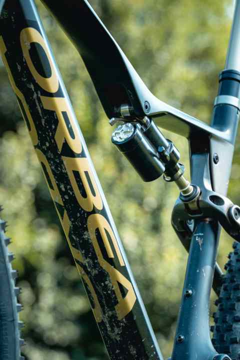 Der neue Intend Hover Monocoque Dämpfer baut leicht und kommt mit einem dreistufigen Lockout-Hebel. Damit dürfte er auch für leichte Trailbikes interessant sein.