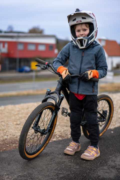 Matheo practises important riding techniques on his dirt bike. The pump track is a great playground for young bikers.