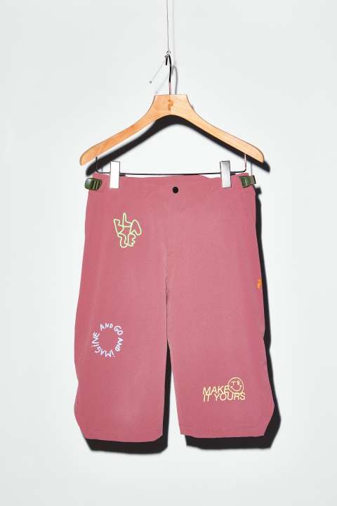 Worte wie “Make it yours”, also seinen Weg gehen und auf sein Bauchgefühl hören, zieren die Kleidung, wie hier die Shorts - so interpretiert Amélie Graf die neue “Trailblazer”-Kollektion.