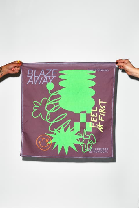 Unkonventionelle Symbole zieren auch die weiteren Accessoires wie dieses Tuch.