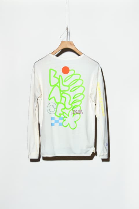 Die Kleidung mit den ausgefallenen Symbolen ist ein echter Blickfang. Auffällig: Der Schriftzug “Your trail, your terms”, der auf mehreren Kleidungsstücken zu finden ist: Dein Trail, deine Regeln!