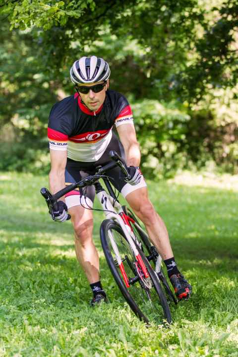 Gravel-Fahrtechnik: Insbesondere in engen Kurven auf matschigem Untergrund oder feuchtem Gras zu empfehlen: Klicken Sie vor dem Einlenken aus dem kurveninneren Pedal aus, um das Bein zur Not als Gewichtsausgleich oder Stütze nutzen zu können.